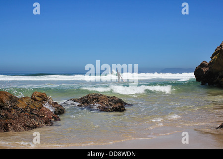 Surfer am Indischen Ozean am Paddat Se Gat Beach in Kapstadt, Südafrika Stockfoto