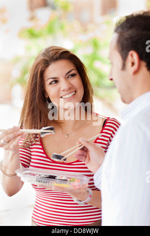 Hispanische paar Sushi gemeinsam essen Stockfoto