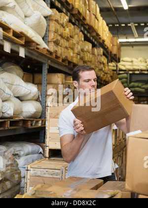 Kaukasische Arbeiter Stapeln Kisten in Textilfabrik Stockfoto