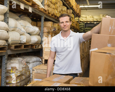 Kaukasische Arbeiter Stapeln Kisten in Textilfabrik Stockfoto