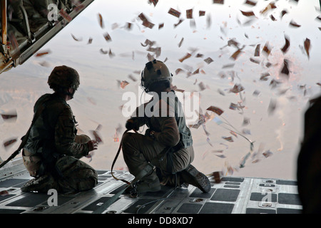 US-Armee psychologische Operationen Spezialisten sehen Sie Flugblätter, die von der Rückseite des eine KC-130 Super Hercules während einer Operation gegen den Einfluss der Taliban 28. August 2013 in Südafghanistan fallen. Stockfoto