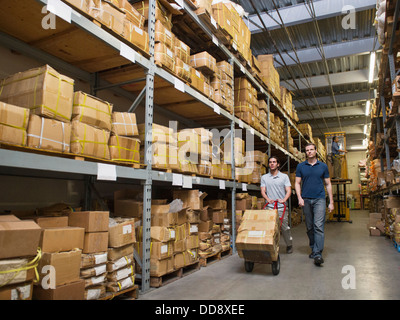 Arbeitnehmer, die Kart-Boxen in Textilfabrik Stockfoto