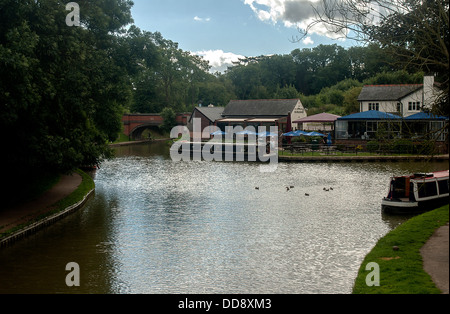 Fotografieren Sie mit Blick auf den wichtigsten Bereich der Foxton sperrt, mit pub Stockfoto