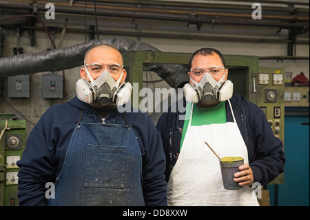 Hispanische Arbeiter Gasmasken in Textilfabrik Stockfoto