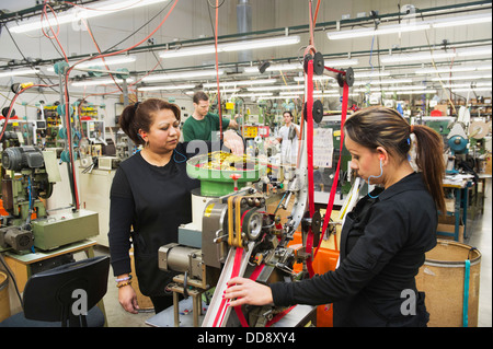 Arbeitnehmer, die Bedienung von Maschinen in Textilfabrik Stockfoto