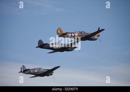 Zwei P51 Mustangs und ein Spitfire bei einer Flugschau auf dem Imperial War Museum, Duxford, Cambs., UK Stockfoto