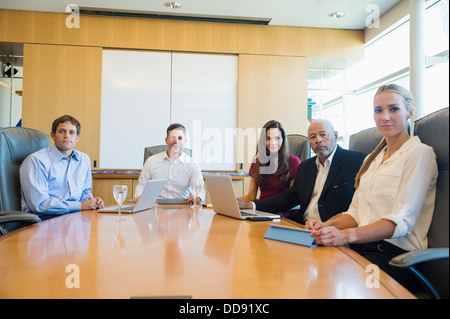 Business-Leute sitzen in treffen Stockfoto