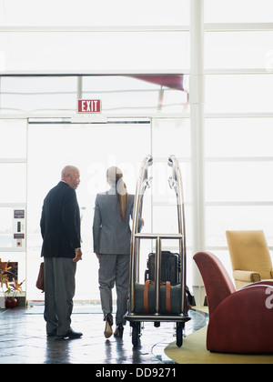 Business-Leute in der Lobby des Hotels sprechen Stockfoto