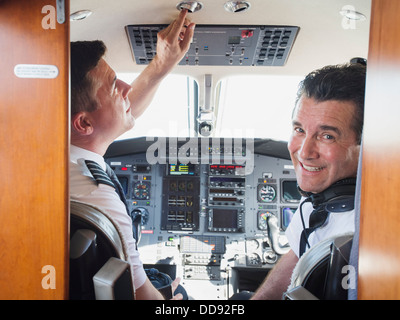 Kaukasische Piloten im Flugzeug-cockpit Stockfoto