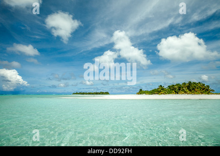 Cook-Inseln, Aitutaki island Lagune, die weißen sandigen Strand der Flitterwochen-Insel mit Maina Atoll im Hintergrund - South Pacific Stockfoto