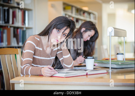 Studenten, die Arbeiten am Schreibtisch in Bibliothek Stockfoto