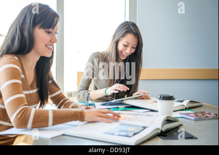 Schüler arbeiten gemeinsam am Schreibtisch Stockfoto