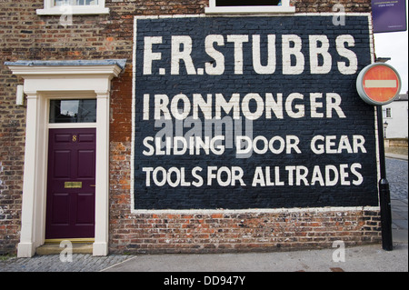 Alte Werbung für F.R. Stubbs Metallwarenhändler gemalt auf der Seitenwand des Gebäudes am Walmgate in Stadt von York North Yorkshire England UK Stockfoto