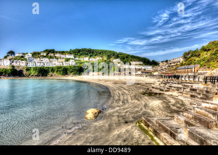 Looe Strand Cornwall mit herrlichem Meer und blauer Himmel an einem sonnigen Sommertag in HDR. Kornische Stadt in England UK Stockfoto