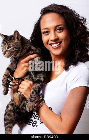 Gemischte Rassen Frau Holding Katze Stockfoto