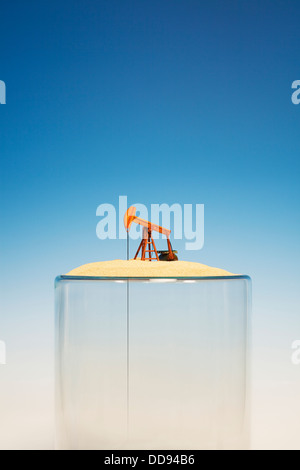 Ölpumpe auf leeres Glas Stockfoto