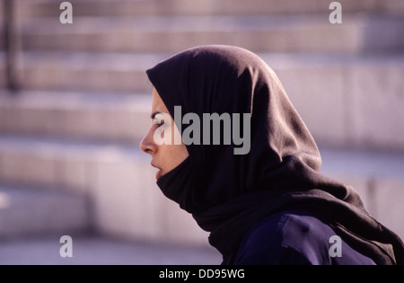 Eine junge Frau trägt einen Tschador Kopfschmuck in der Altstadt Ost-Jerusalem Israel Stockfoto