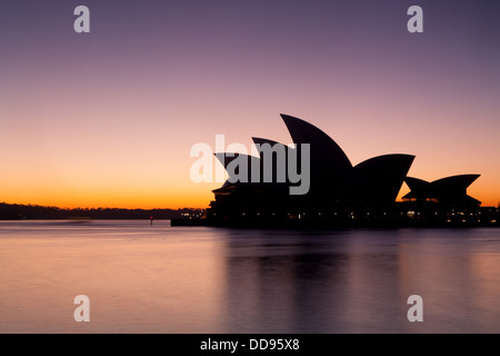 Die Sonne beginnt zu steigen, hinter Sydney Opera House in Sydney, Australien Stockfoto