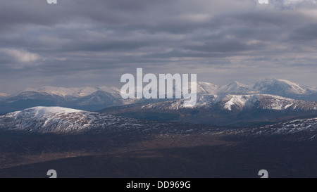 Südlich vom Gipfel des Spidean Mialach in Richtung der Berge von Lochaber mit Ben Nevis sichtbar, Schottisches Hochland UK anzeigen Stockfoto