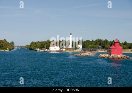 Door County, Wisconsin Sturgeon Bay. Norden Pierhead Leuchtturm (rot), Sturgeon Bay Canal Leuchtturm (weiß) in der Ferne. Stockfoto