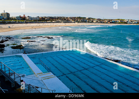 Blick über Eisberge in Richtung Bondi Beach an einem Sommertag in Sydney, Australien Stockfoto