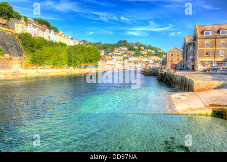 Looe Cornwall Cornish Angeln Stadt lebhaft blauem Himmel und Meer in HDR Stockfoto