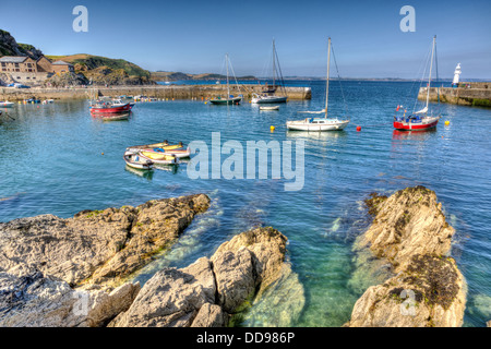 Boote und Yachten im Hafen von Mevagissey Cornwall blauen Meer und Himmel in HDR Stockfoto