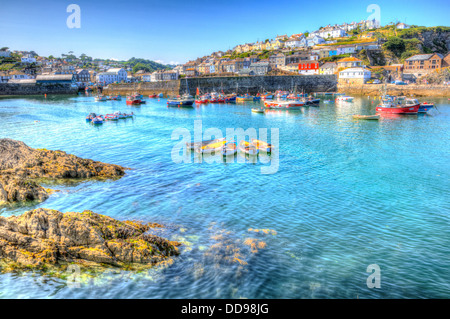 Mevagissey Cornwall mit Boote in den Hafen atemberaubenden blauen Meeres und des Himmels.  HDR-Bild in England UK Stockfoto