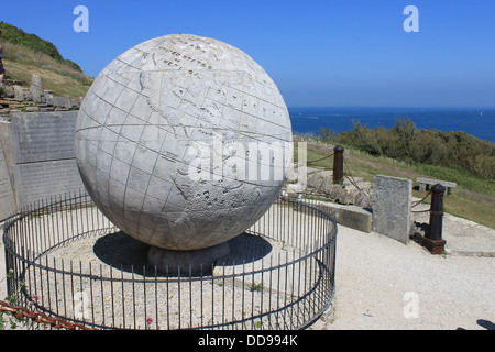 Der Globus, eine enorme Stein gemeißelten Globus an der Durlston Head, Durlston Country Park, Dorset, Großbritannien auf dem South West Coast Path Stockfoto