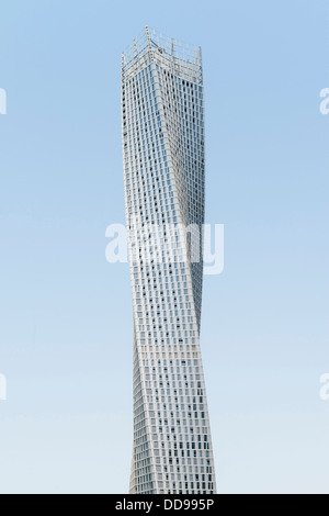 Blick auf neue Cayan Tower einen modernen Wolkenkratzer mit verdrehten Design im Marina District von Dubai VAE Stockfoto