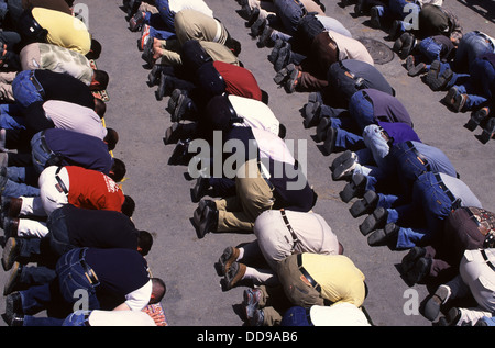 Palästinensische Männer in die Knie, die sich während des Gebets das Gebet in der alten Stadt Jerusalem Israel Stockfoto