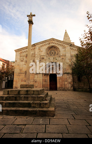 Quadratisch mit der Stiftskirche Kirche Santa Maria del Campo, A Coruna, Galicien, Spanien Stockfoto