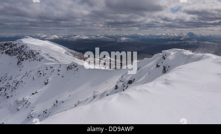 Blick nach Südosten vom schneebedeckten Gipfel des Gleouraich entlang des Rückens in Richtung Spidean Mialach, Schottisches Hochland-UK Stockfoto