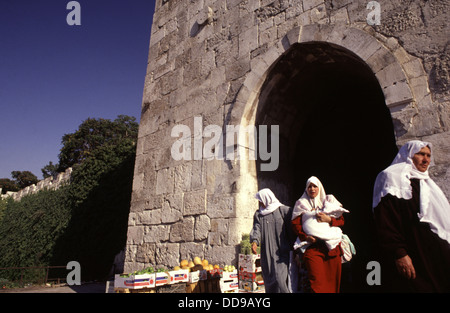 Palästinensischen Frauen, die durch Herodes's Gate auch Bab El Zahra oder Shaar ha Prachim Tor (Hebräisch) oder Blumen Tor in der nördlichen Wand der alten Stadt von East Jerusalem Israel Stockfoto