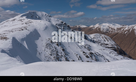 Blick auf den Gipfel des Berges von Gleouraich von Spidean Mialach im Glenquoich Wald, Schottisches Hochland-UK Stockfoto
