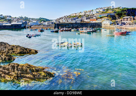 HDR der Boote im Hafen von Cornwall von Mevagissey mit blauen Meeres und des Himmels Stockfoto