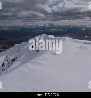 Südlich von den schneebedeckten Gipfel des Gleouraich in Richtung der Berge von Lochaber mit Ben Nevis sichtbar, Schottisches Hochland UK anzeigen Stockfoto