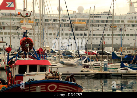 Boote, Darsena Deportiva Yachthafen, A Coruna Marina mit einem Kreuzfahrtschiff im Hintergrund, Galizien, Spanien Stockfoto