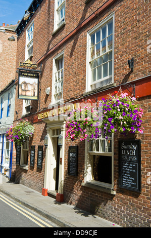 Außenseite des traditionellen Pub THE HOLE IN THE WALL in der Innenstadt von York North Yorkshire England UK Stockfoto