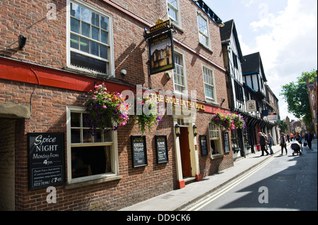 Außenseite des traditionellen Pub THE HOLE IN THE WALL in der Innenstadt von York North Yorkshire England UK Stockfoto