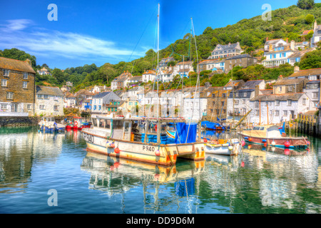 Boote in Polperro Hafen Cornwall England in lebendigen Farben mit blauem Himmel in HDR Stockfoto