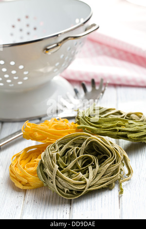 Italienische Pasta Tagliatelle auf Holztisch Stockfoto