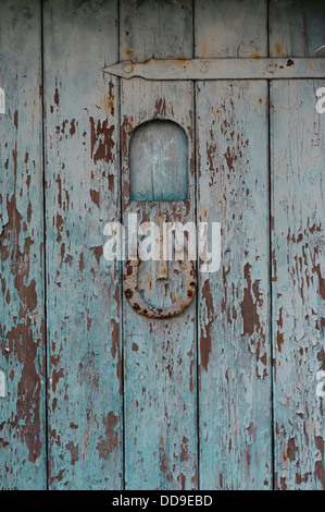 A betrübt und malen Peeling Tür mit einem Hufeisen. Stockfoto