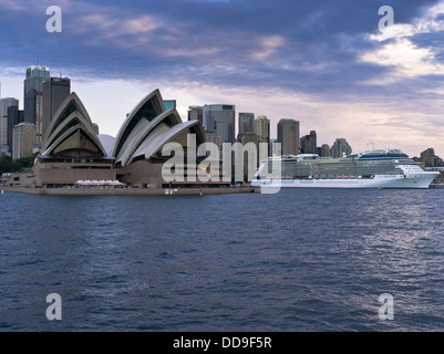 dh Sydney Harbour SYDNEY Australien Sydney Opera House Passagier Schiff Stadt Wolkenkratzer Skyline Abendlicht Stockfoto