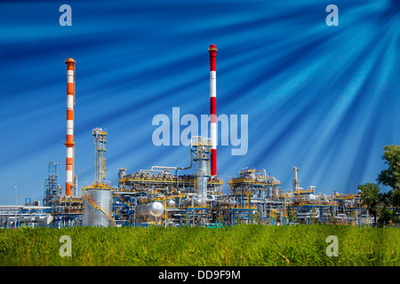 Öl-Raffinerie-Petrochemie-Anlage auf blauen Himmelshintergrund. Stockfoto
