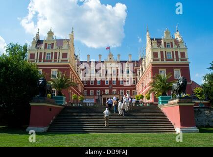 Das neue Schloss im Muskauer Park (Park Muzakowski) ist in Bad Muskau, Deutschland, 29. August 2013 abgebildet. Der Wiederaufbau des neuen Schlosses wurde nach 18 Jahren Arbeit abgeschlossen. Foto: PATRICK PLEUL Stockfoto