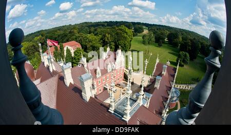 Eine Ansicht von New Turmburg im Muskauer Park (Park Muzakowski) ist in Bad Muskau, Deutschland, 29. August 2013 abgebildet. Der Wiederaufbau des neuen Schlosses wurde nach 18 Jahren Arbeit abgeschlossen. Foto: PATRICK PLEUL Stockfoto