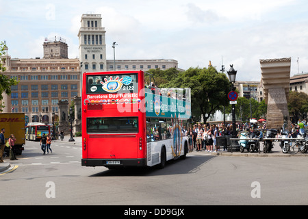 Open Top Touristenbus in Plaza de Catalunya Barcelona Stockfoto