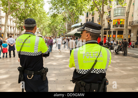 Zwei Guardia Urbana Polizisten Polizeiarbeit der La Rambla, Barcelona. Stockfoto