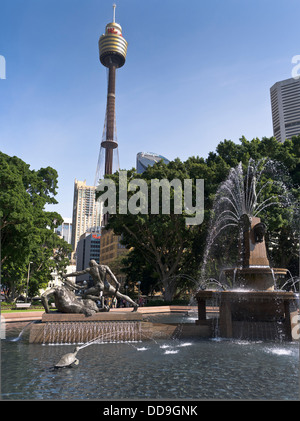 dh Hyde Park SYDNEY Australien JF Archibald Memorial Fountain Wolkenkratzer Sydney Tower Stockfoto